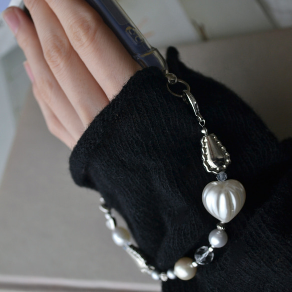 短め！スマホストラップ『シルバー×パール』金具選べる◎ハンドストラップ ランダムビーズのきれいめスタイル 1枚目の画像