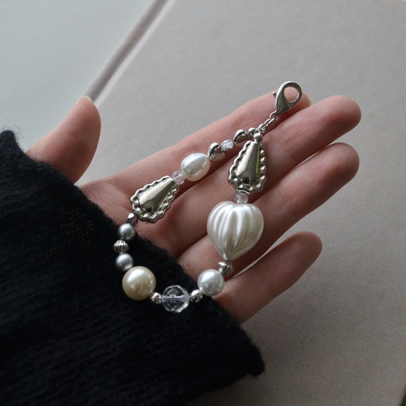 短め！スマホストラップ『シルバー×パール』金具選べる◎ハンドストラップ ランダムビーズのきれいめスタイル 4枚目の画像