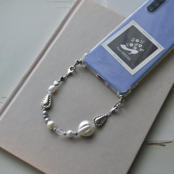 短め！スマホストラップ『シルバー×パール』金具選べる◎ハンドストラップ ランダムビーズのきれいめスタイル 2枚目の画像