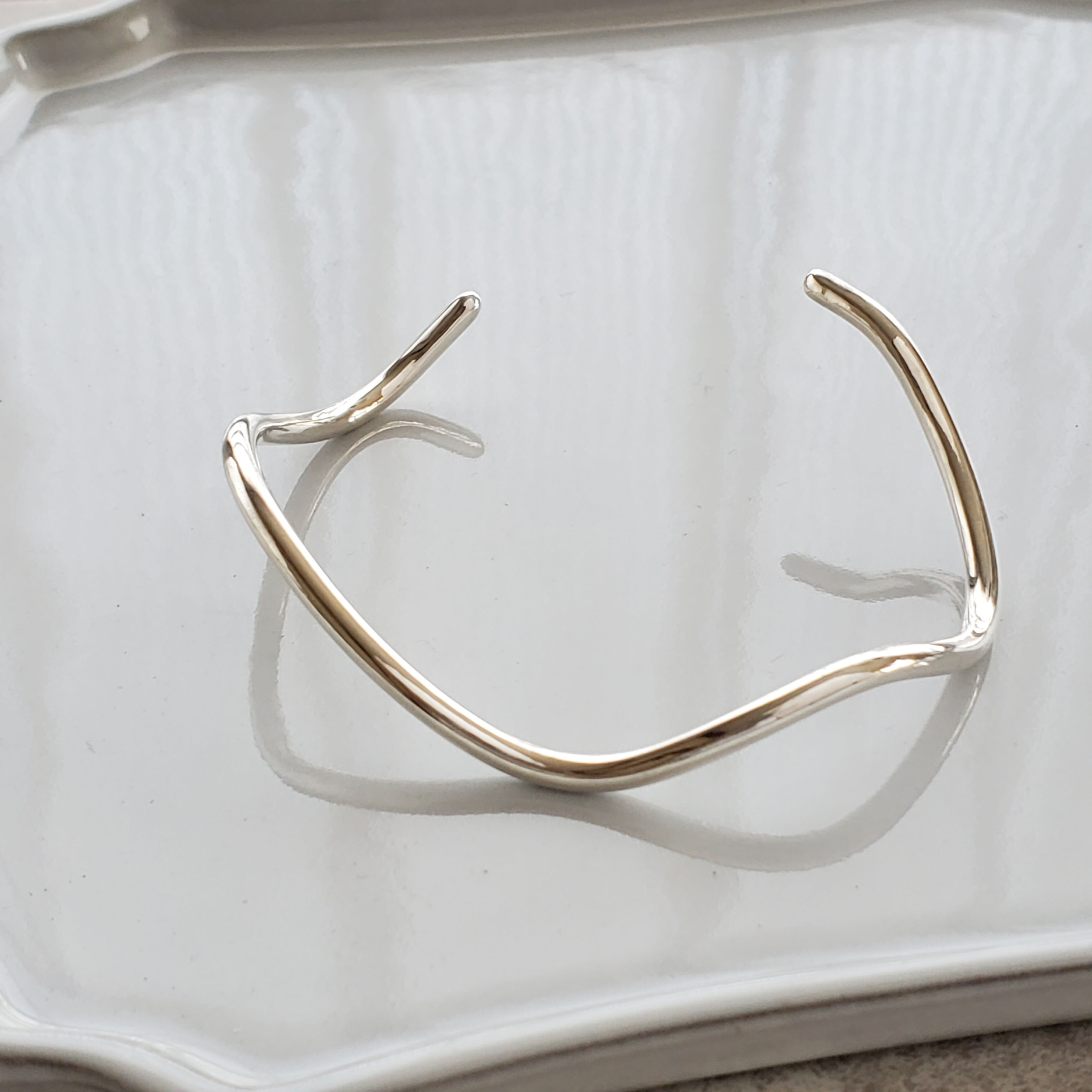 Current Bangle 001 – 時をなぞる線｜シルバー 曲線が美しい ハンドメイド バングル