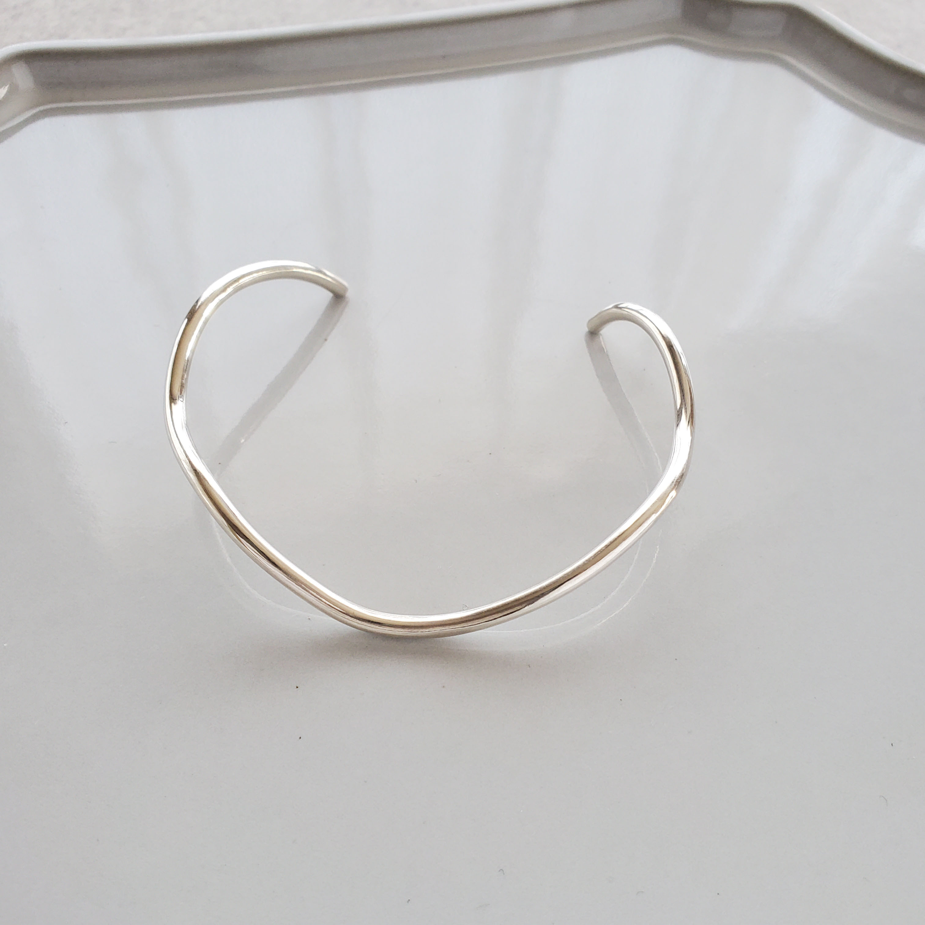 Current Bangle 005 – 時をなぞる線｜シルバー 曲線が美しい ハンドメイド バングル