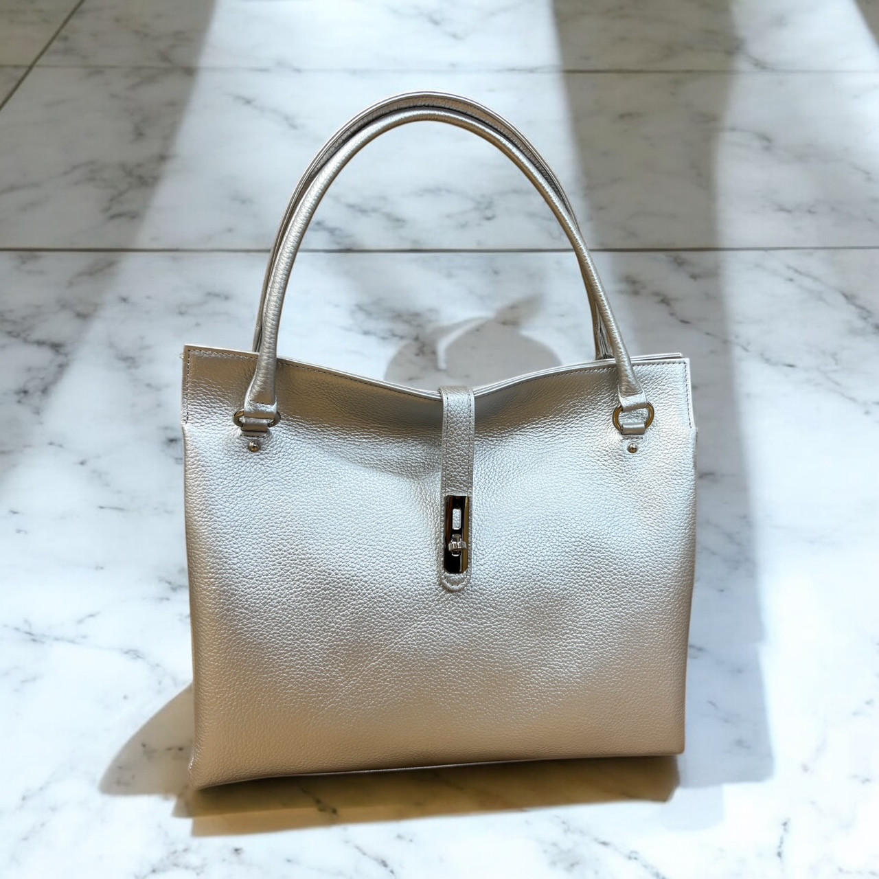 オール牛革 本革バッグ トートバッグ ハンドバッグ ヒネリ金具付き 軽量 リアル シュリンクレザー シルバーメタリック