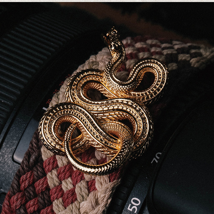 ガラガラヘビブローチ（真鍮メッキ純金バッジ） - 蛇モチーフアクセサリー・レトロ精巧ペンダント・ギフト