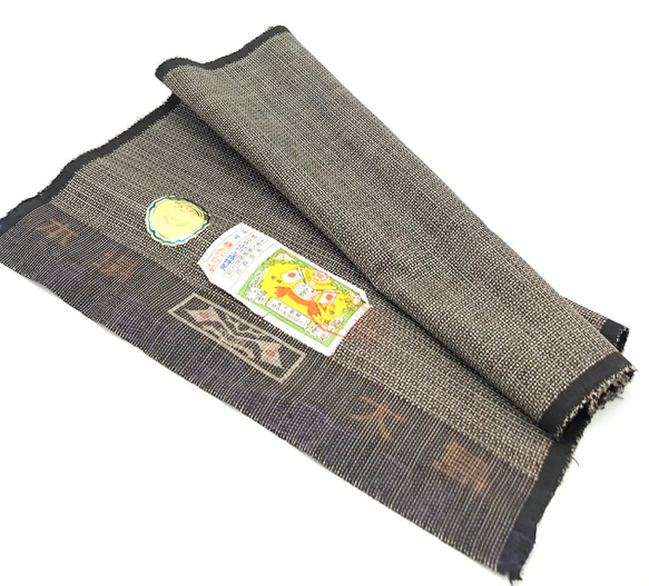 信玄袋・合切袋（巾着・ポーチ）とおしマチあり　正絹    本場大島紬と行燈袴　 (茶色系・茶系家紋柄)　 7枚目の画像