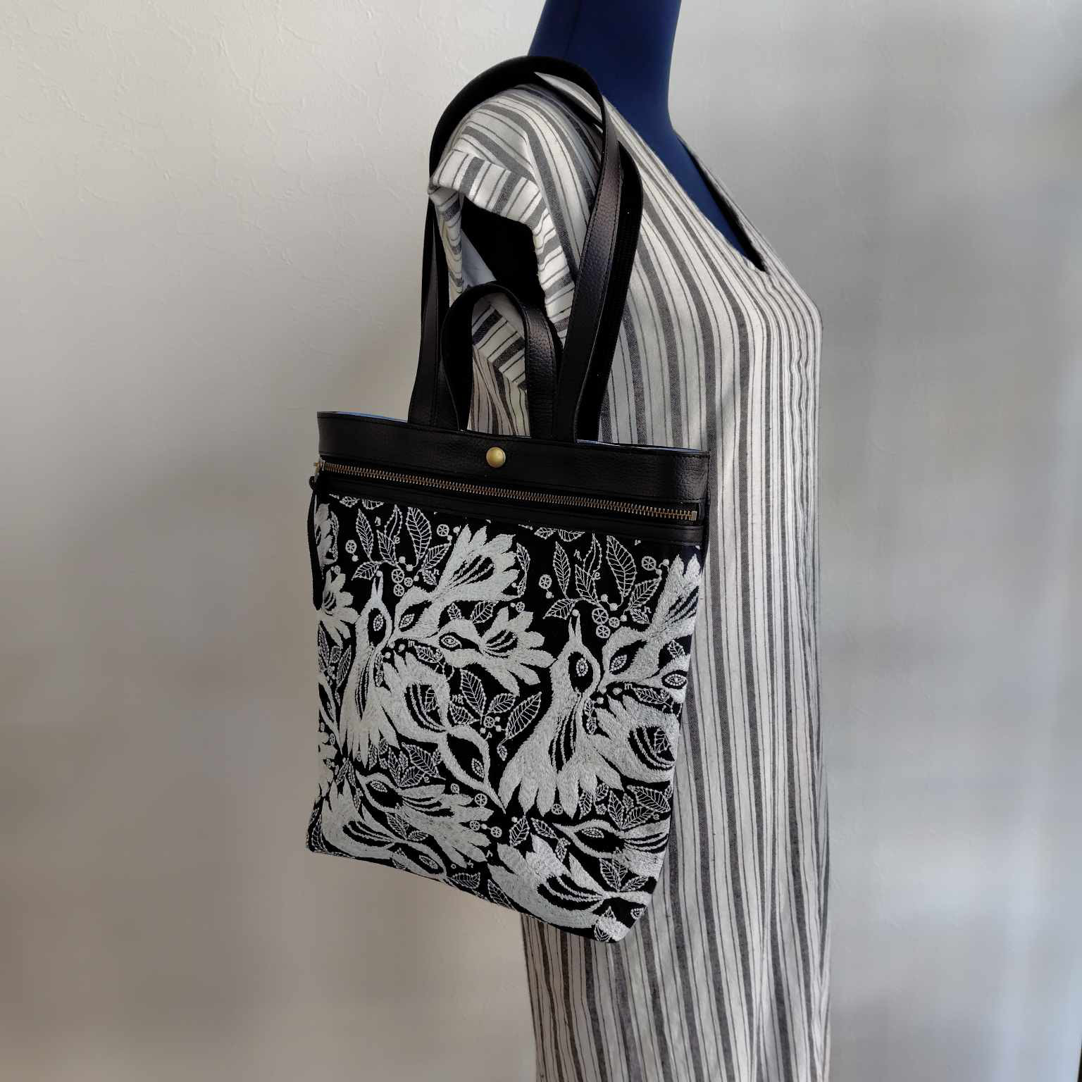 ミナペルホネン/carnivalカーニバルネイビー/本革ブラックA４トート型