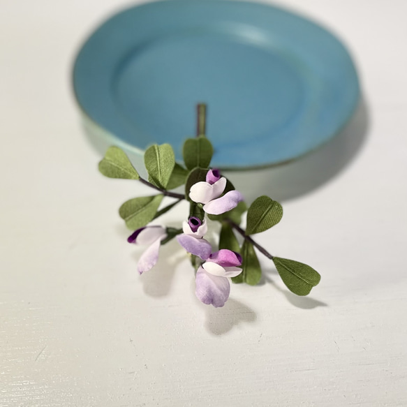 布花スイートピーをちっちゃくしたような野の花のカラスノエンドウのブローチ 2枚目の画像