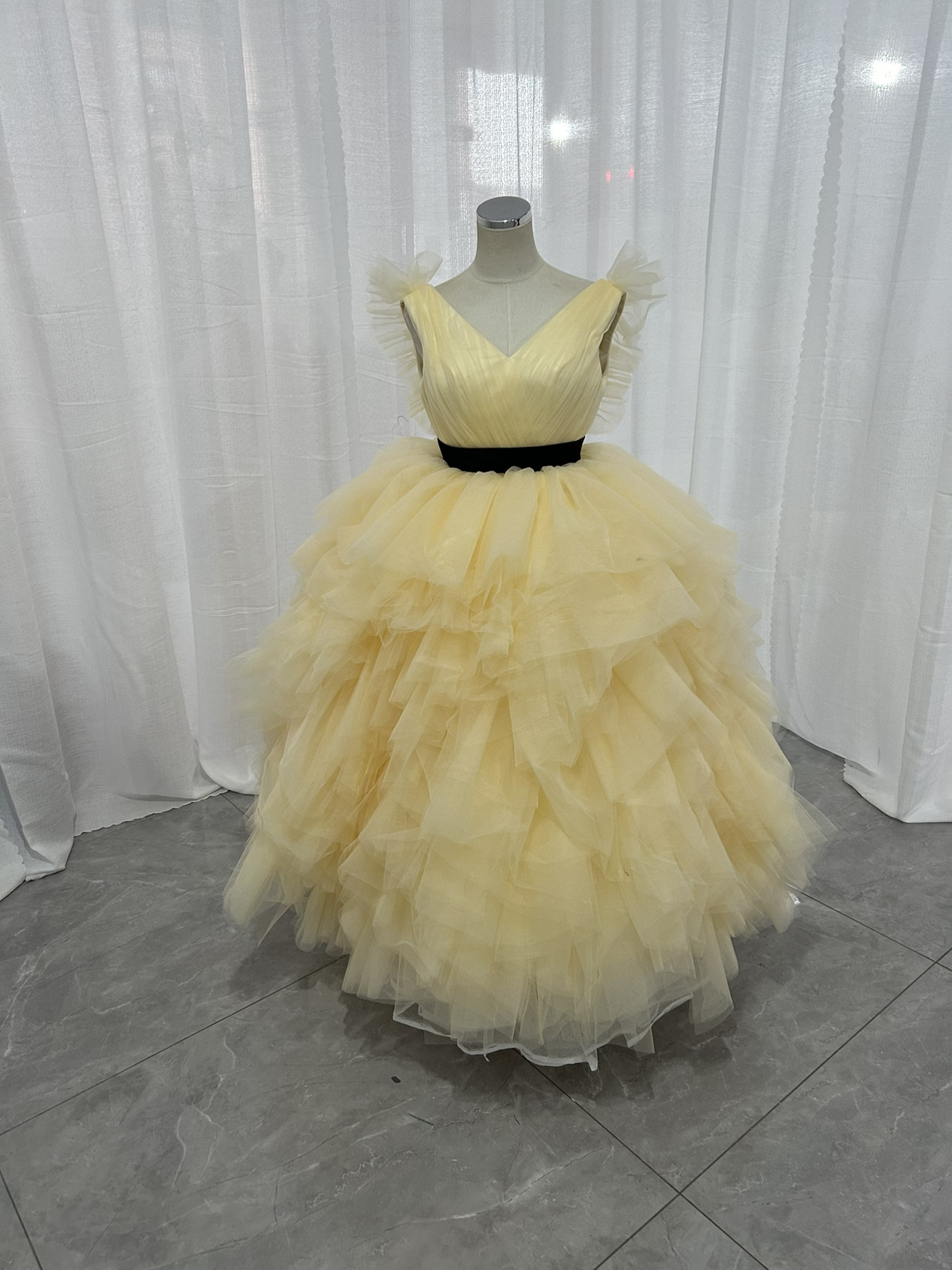 韓国風もこもこチュールドレス　パステルイエロー  カラードレス　フリルオフショルダー　お色直し