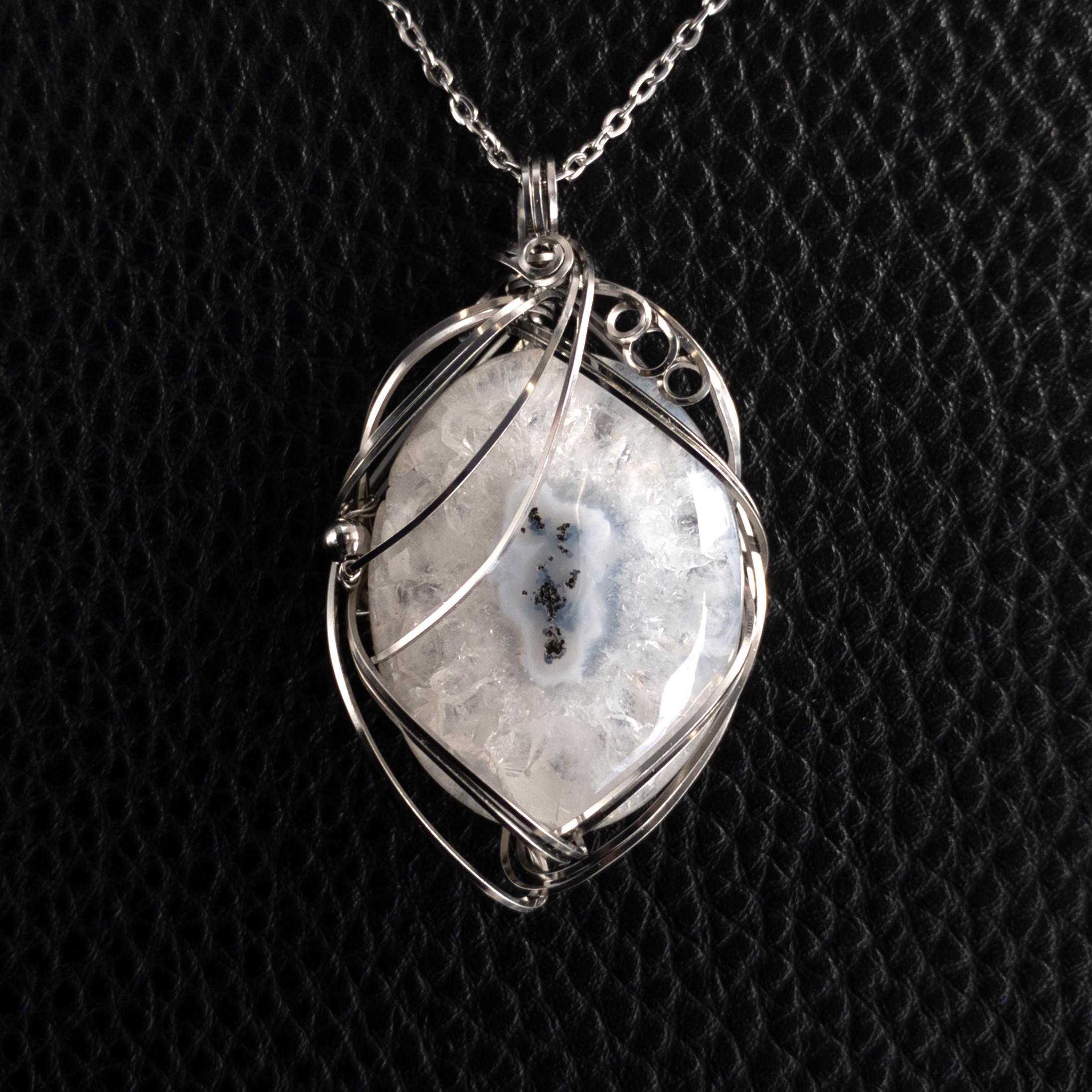 ＜ソーラークォーツ＞ サージカルステンレス エニグマ ペンダント