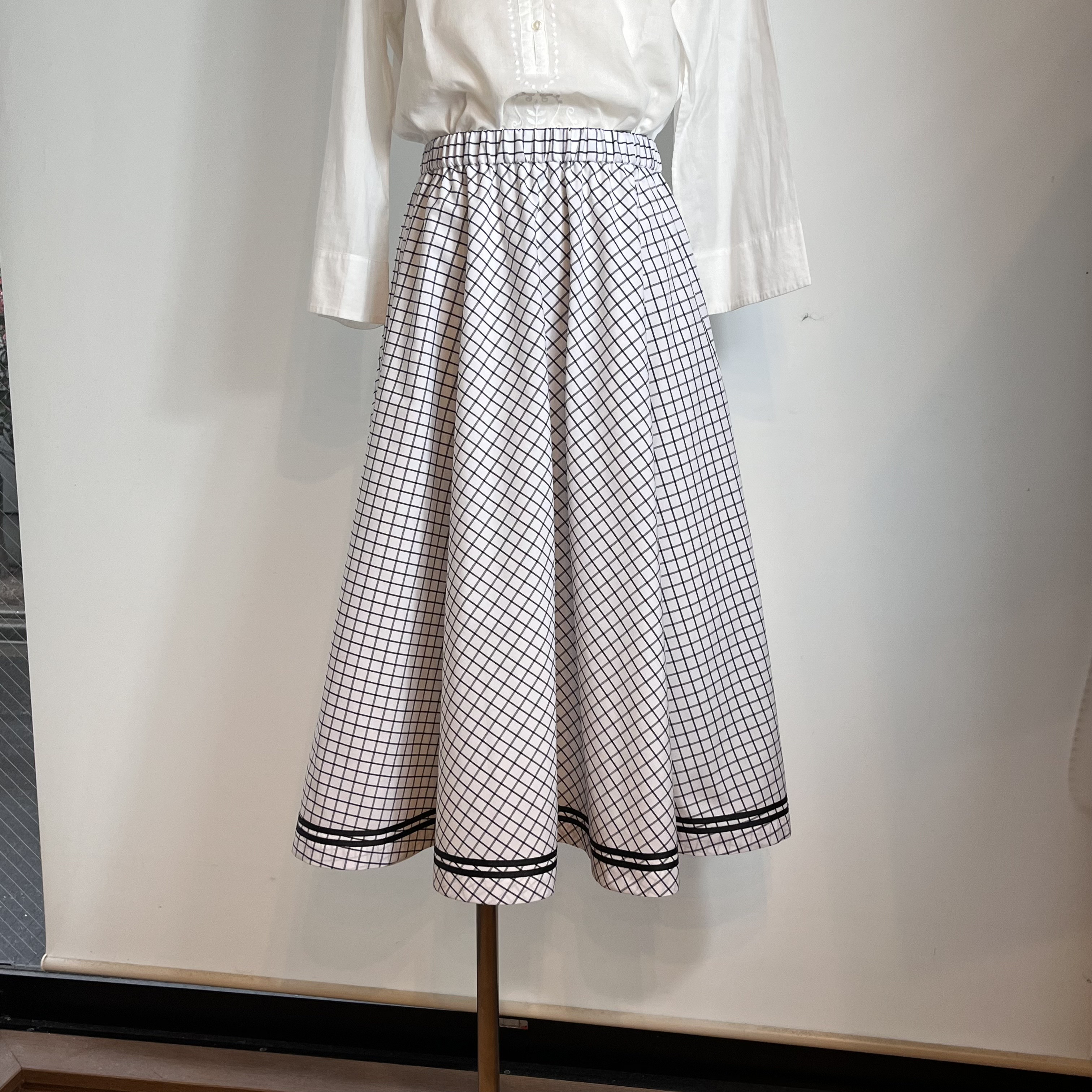 ［送料無料］白地に黒のウィンドウチェック半円フレアースカート(一点物)