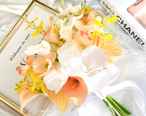 セール❤️アーティフィシャルフラワー　ウエディングブーケ　白い胡蝶蘭 アーティフィシャルフラワーブーケ ウェディングブーケ クラッチブーケ