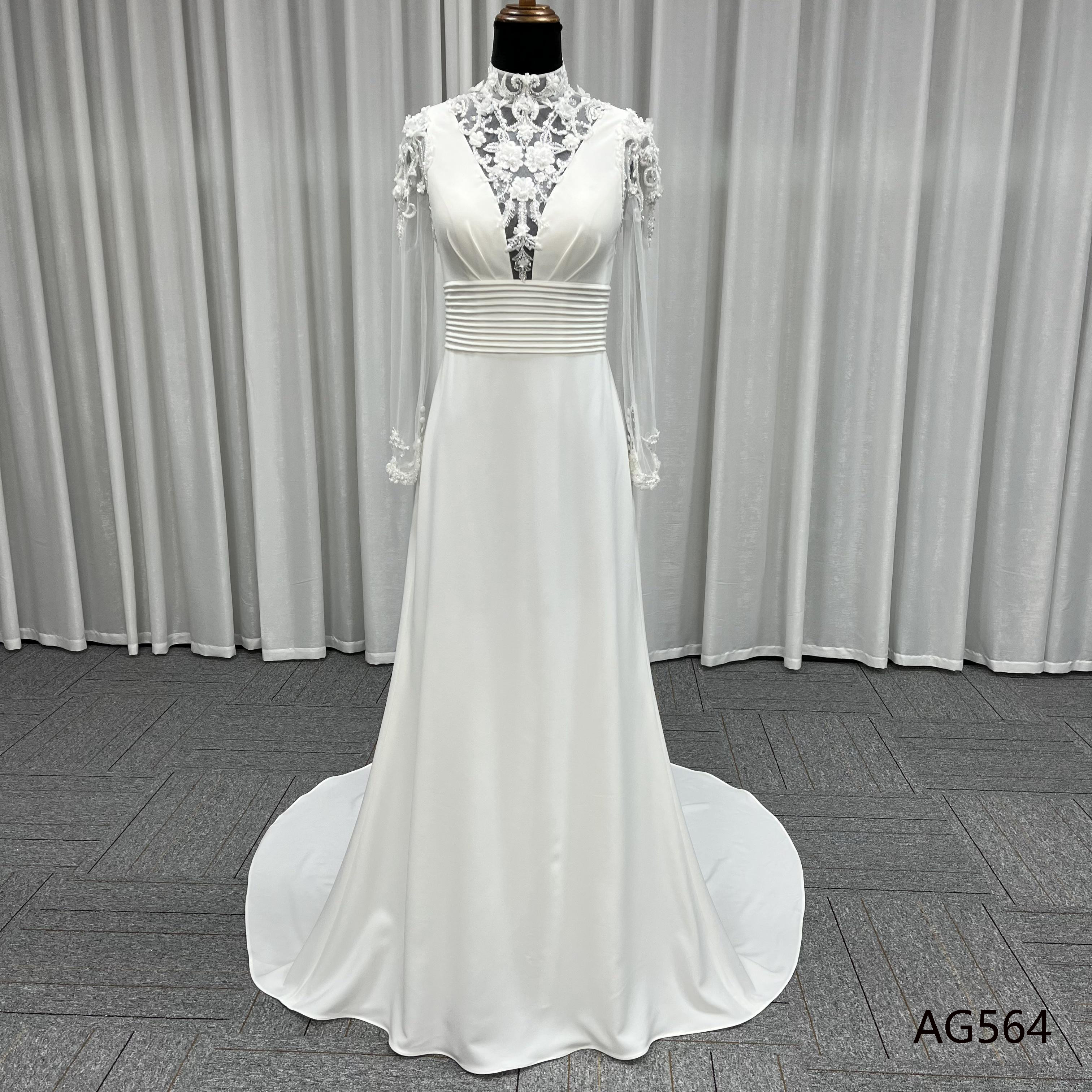 上質なドレス　ホワイト　優雅　レース付き　ウェディングドレス　スレンダーライン挙式イリュージョン　長袖　細見えシルエット