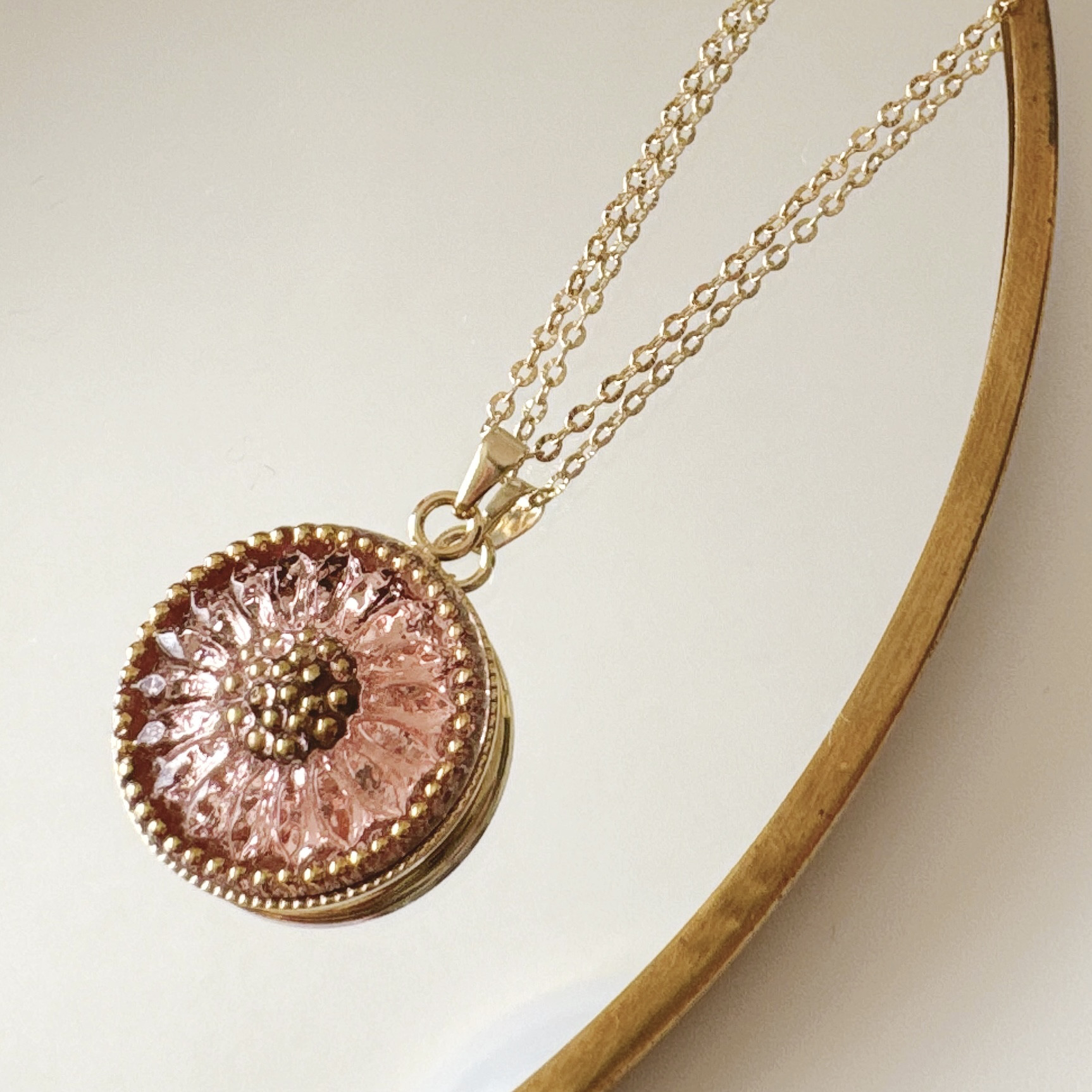 淡い光をまとう｜ピンクフラワーのチェコガラスボタンネックレス・スライドボールつき・サージカルステンレス