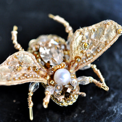 手刺繡　蜂のブローチ　ゴールド 6枚目の画像