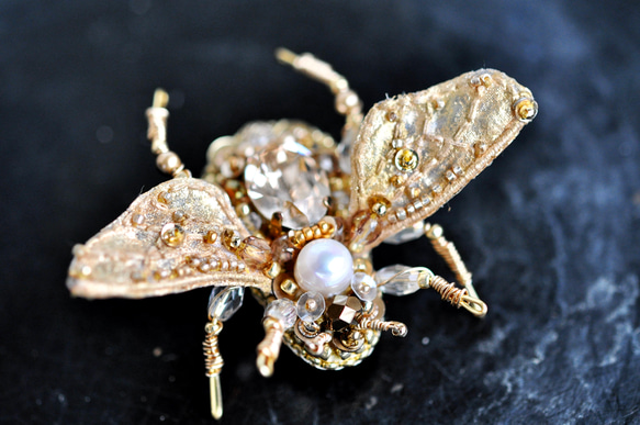 手刺繡　蜂のブローチ　ゴールド 6枚目の画像