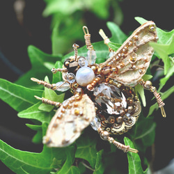 手刺繡　蜂のブローチ　ゴールド 8枚目の画像