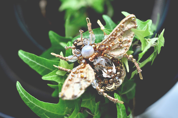 手刺繡　蜂のブローチ　ゴールド 8枚目の画像