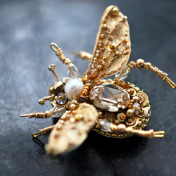 手刺繡　蜂のブローチ　ゴールド 4枚目の画像