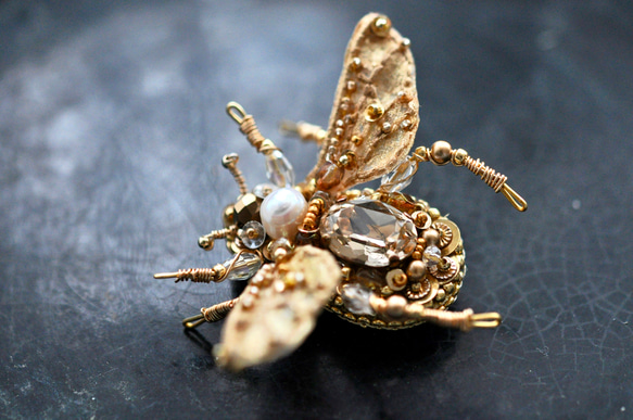 手刺繡　蜂のブローチ　ゴールド 4枚目の画像