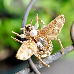 手刺繡　蜂のブローチ　ゴールド 2枚目の画像