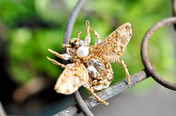 手刺繡　蜂のブローチ　ゴールド 2枚目の画像