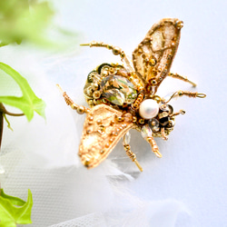 手刺繡　蜂のブローチ　ゴールド 14枚目の画像