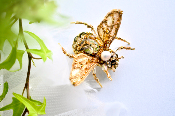 手刺繡　蜂のブローチ　ゴールド 14枚目の画像