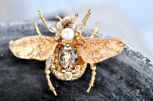 手刺繡　蜂のブローチ　ゴールド 7枚目の画像