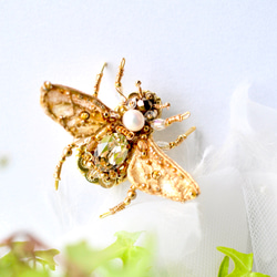 手刺繡　蜂のブローチ　ゴールド 13枚目の画像