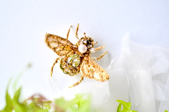 手刺繡　蜂のブローチ　ゴールド 13枚目の画像
