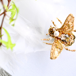 手刺繡　蜂のブローチ　ゴールド 10枚目の画像