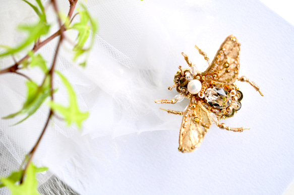 手刺繡　蜂のブローチ　ゴールド 10枚目の画像