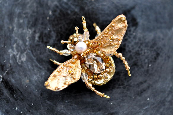 手刺繡　蜂のブローチ　ゴールド 1枚目の画像