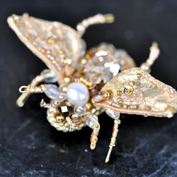 手刺繡　蜂のブローチ　ゴールド 5枚目の画像