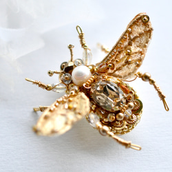 手刺繡　蜂のブローチ　ゴールド 11枚目の画像