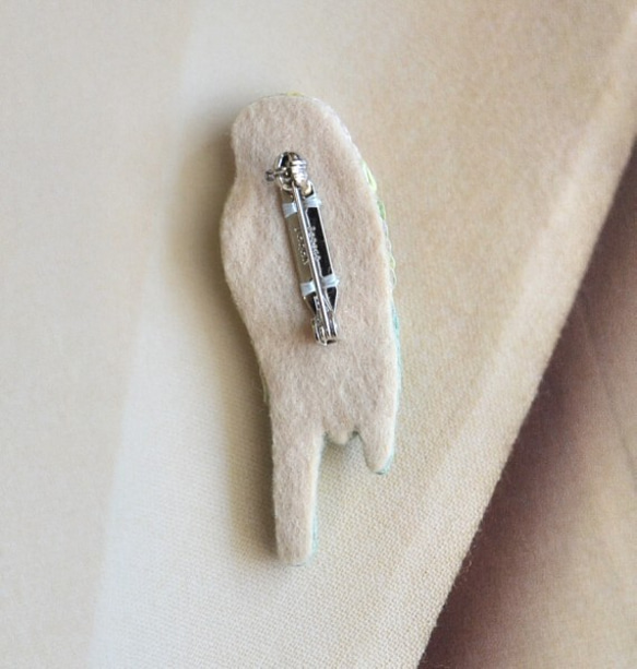 〈再販〉ビーズ刺繍　小鳥ブローチ　ライトグリーン 2枚目の画像