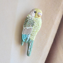 〈再販〉ビーズ刺繍　小鳥ブローチ　ライトグリーン 1枚目の画像