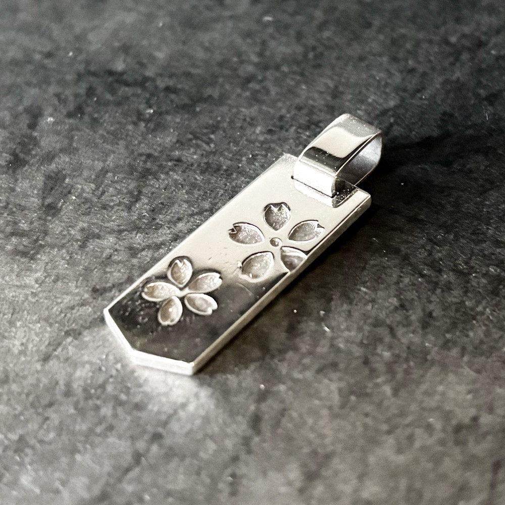 桜の和風札のシルバーペンダント