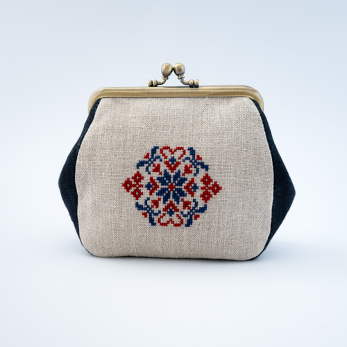 北欧風の手刺繍｜赤と青のクロスステッチリネンがま口ポーチ（M