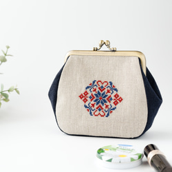 北欧風の手刺繍｜赤と青のクロスステッチリネンがま口ポーチ（M