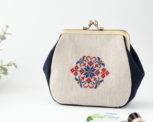 北欧風の手刺繍｜赤と青のクロスステッチリネンがま口ポーチ（M