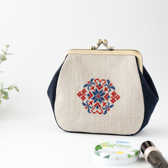 ハンドメイド　手刺繍　がま口ポーチ☆アロマ 北欧風の手刺繍｜赤と青のクロスステッチリネンがま口ポーチ（M