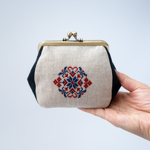 北欧風の手刺繍｜赤と青のクロスステッチリネンがま口ポーチ（M