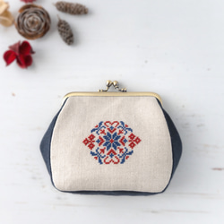 北欧風の手刺繍｜赤と青のクロスステッチリネンがま口ポーチ（M