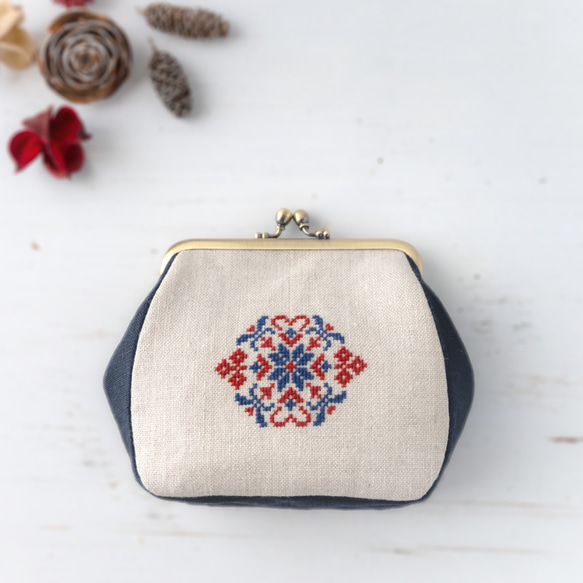 北欧風の手刺繍｜赤と青のクロスステッチリネンがま口ポーチ（M