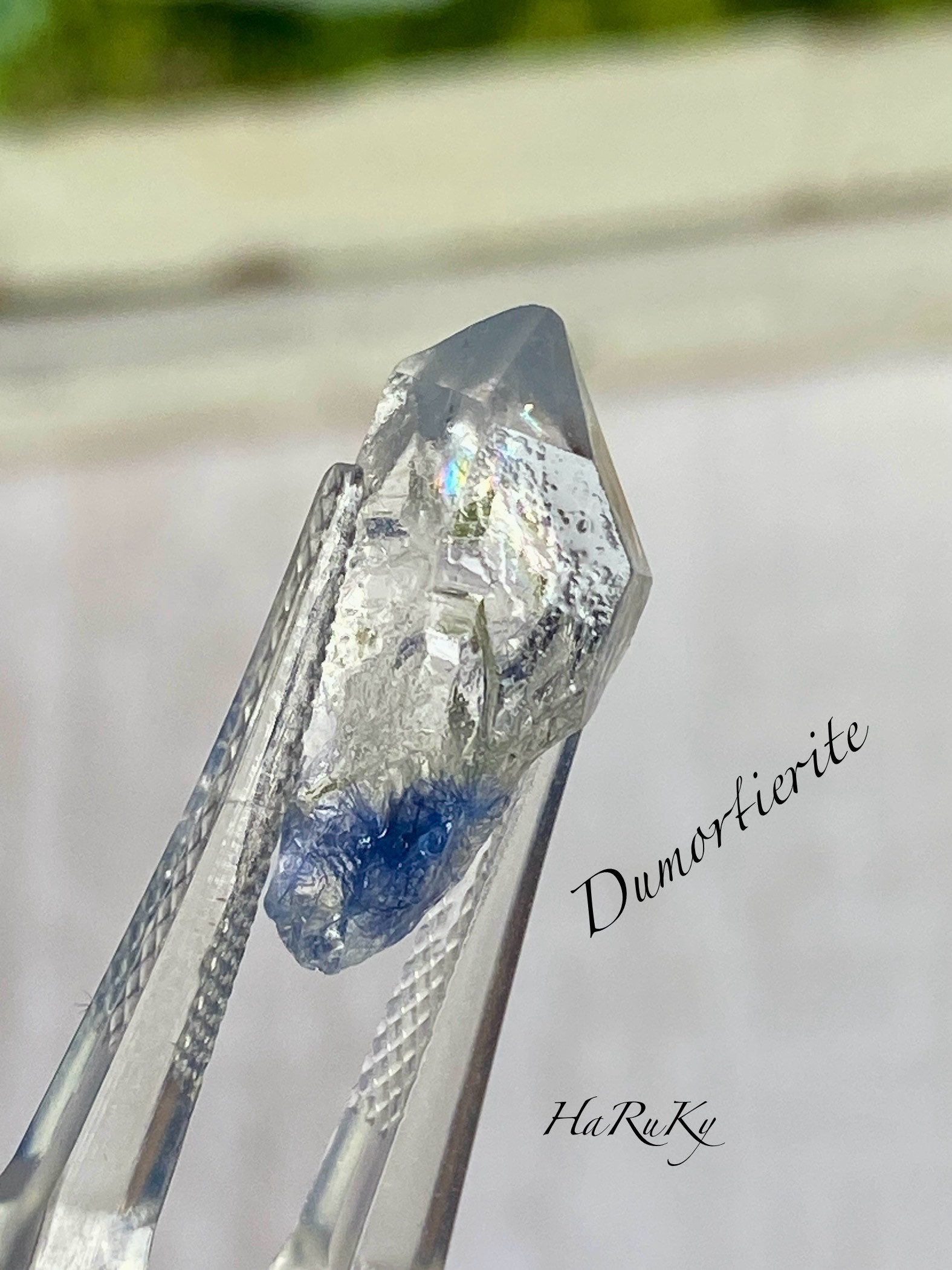 デュモルチェライト in Quartz Point 原石 03  虹入り 天然石 天然色