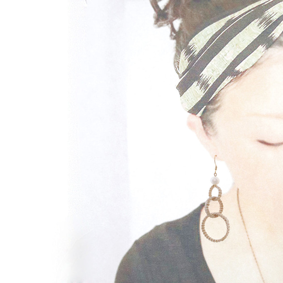 和モダンフープと淡水パールマクラメピアスmacp123軽く揺れるアレルギーフリーのアクセサリー 7枚目の画像