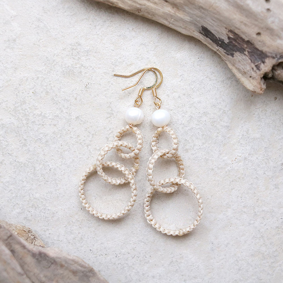 和モダンフープと淡水パールマクラメピアスmacp123軽く揺れるアレルギーフリーのアクセサリー 1枚目の画像