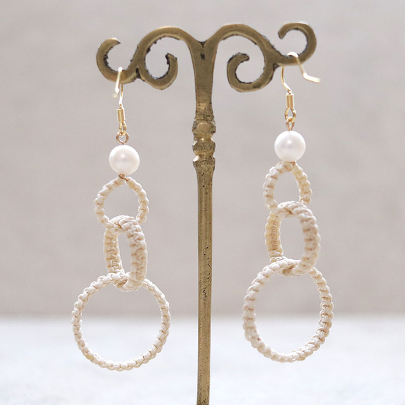 和モダンフープと淡水パールマクラメピアスmacp123軽く揺れるアレルギーフリーのアクセサリー 4枚目の画像