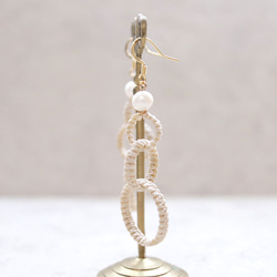 和モダンフープと淡水パールマクラメピアスmacp123軽く揺れるアレルギーフリーのアクセサリー 3枚目の画像