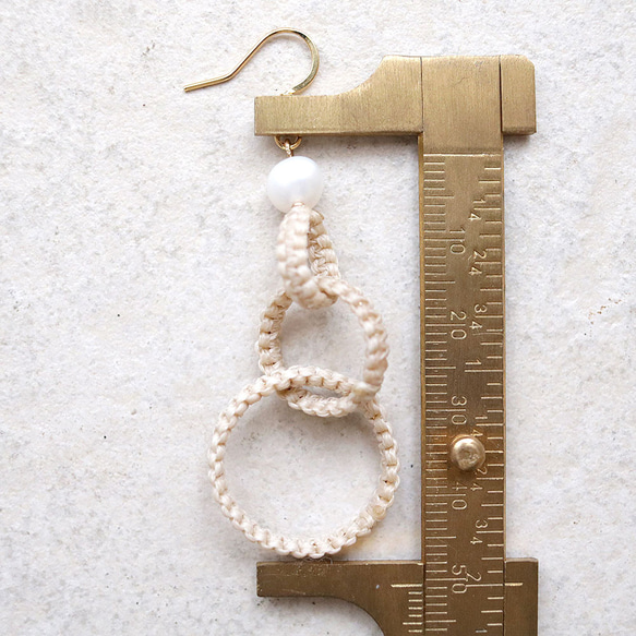 和モダンフープと淡水パールマクラメピアスmacp123軽く揺れるアレルギーフリーのアクセサリー 6枚目の画像